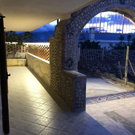 The Sunset Leven Apartmán